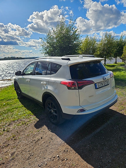 Toyota RAV4 2 of 10