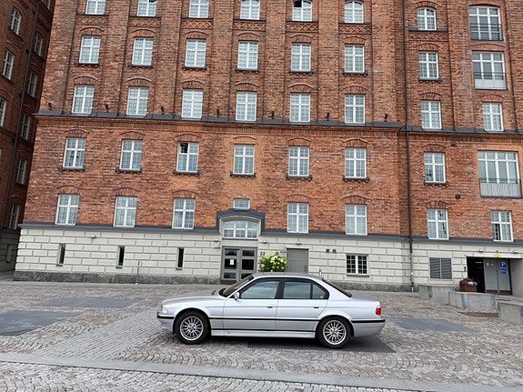 BMW 750i 2 of 29