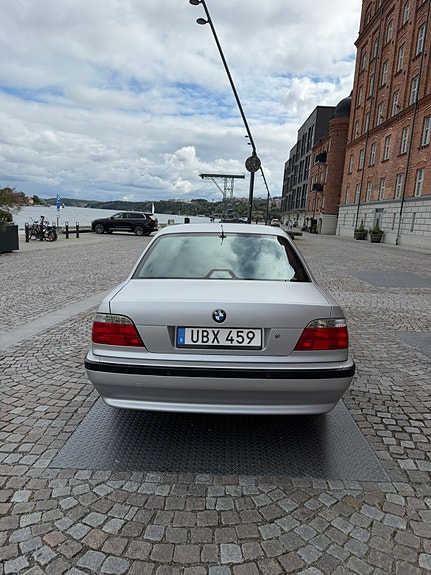 BMW 750i 7 of 29