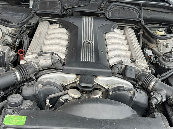 BMW 750i 17 of 29