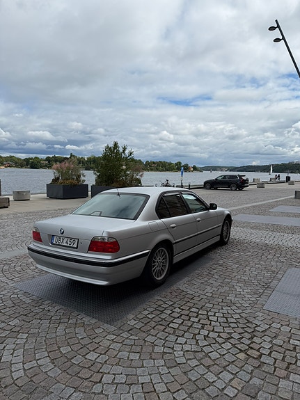 BMW 750i 6 of 29