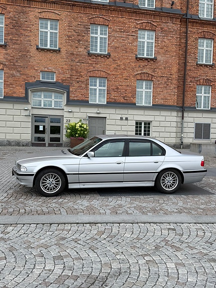 BMW 750i 4 of 29