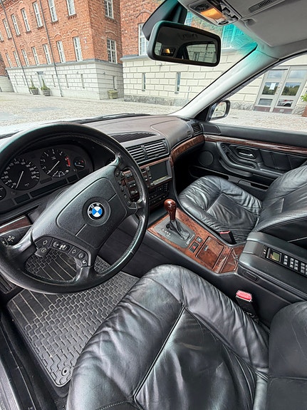 BMW 750i 10 of 29