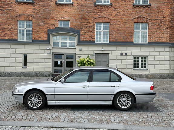 BMW 750i 3 of 29