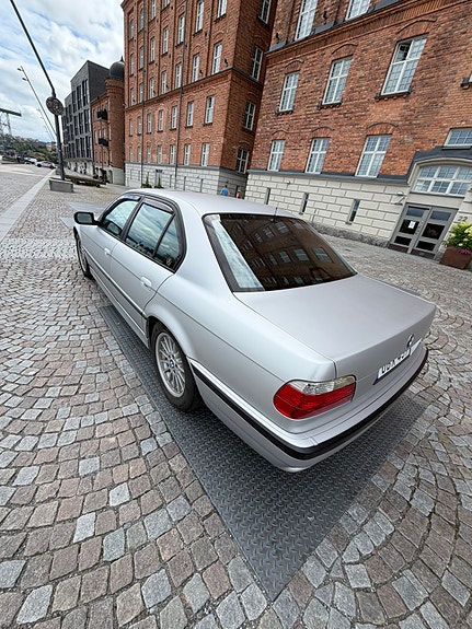 BMW 750i 9 of 29