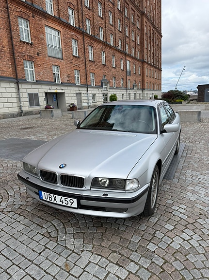 BMW 750i 15 of 29