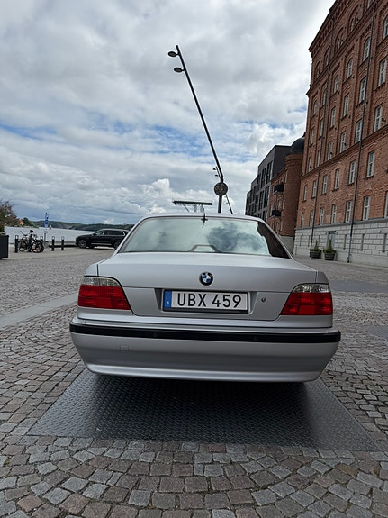 BMW 750i 8 of 29