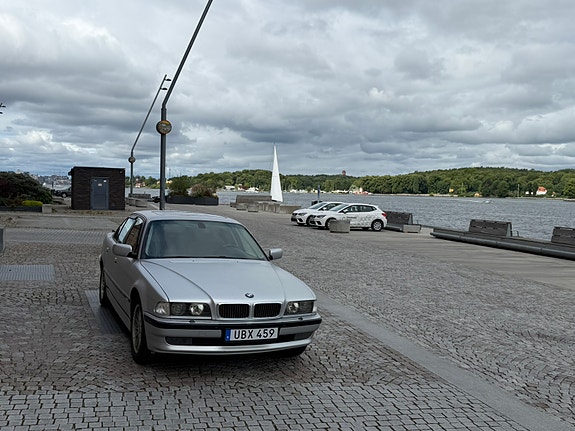 BMW 750i 5 of 29
