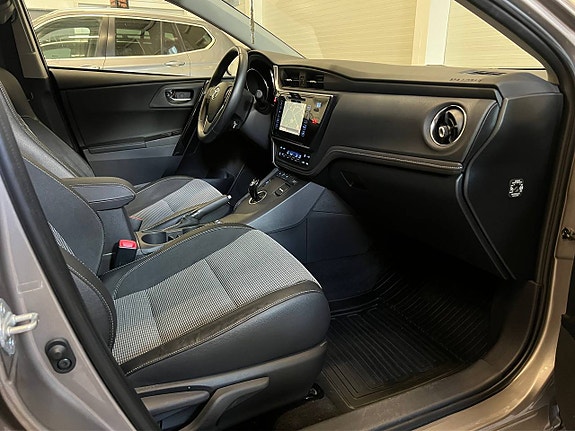 Toyota Auris 9 of 19