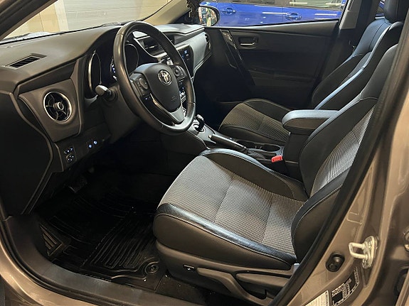 Toyota Auris 7 of 19