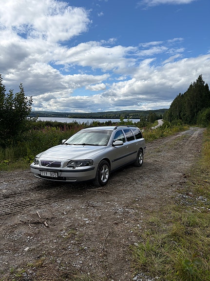 Volvo V70 2 of 6