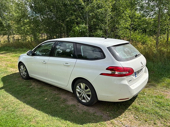 Peugeot 308 SW 2 of 6