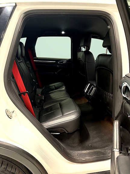 Porsche Cayenne 16 of 24