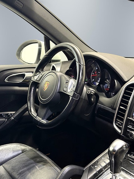 Porsche Cayenne 13 of 24