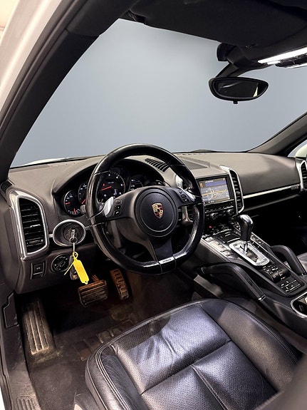 Porsche Cayenne 11 of 24