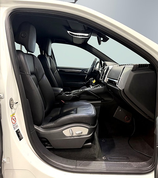 Porsche Cayenne 15 of 24