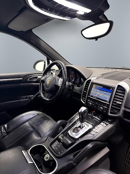 Porsche Cayenne 14 of 24