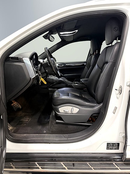 Porsche Cayenne 10 of 24