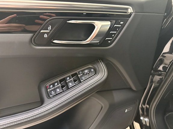 Porsche Macan S 11 of 19