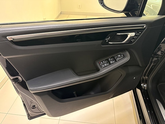 Porsche Macan S 10 of 19