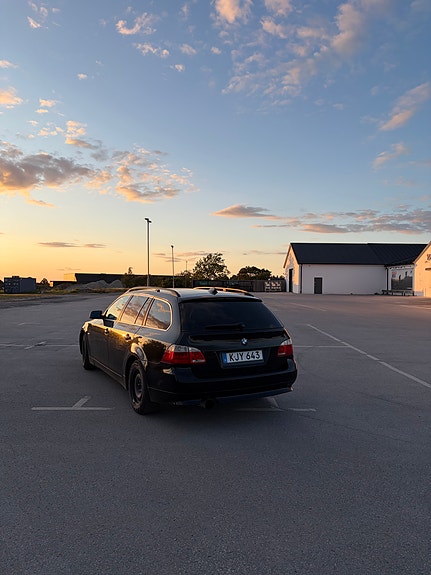 BMW 523i 2 of 4