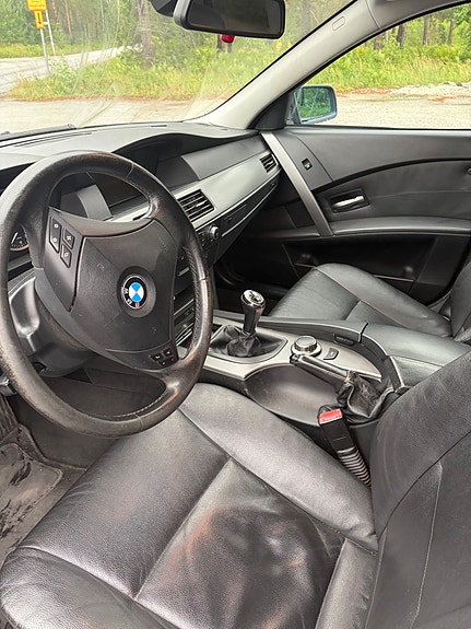 BMW 523i 4 of 4