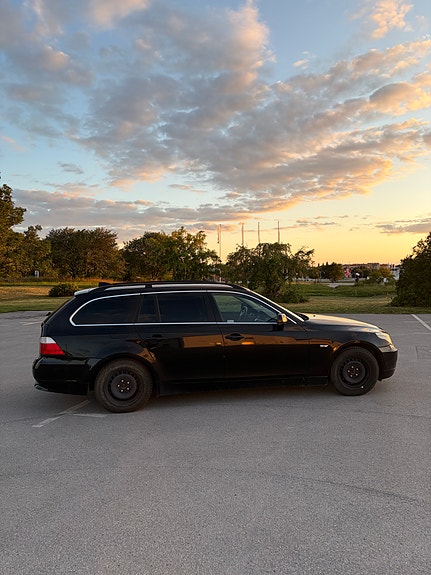 BMW 523i 3 of 4
