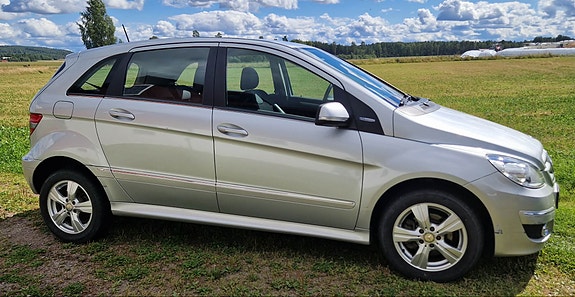 Mercedes-Benz B180 3 of 10