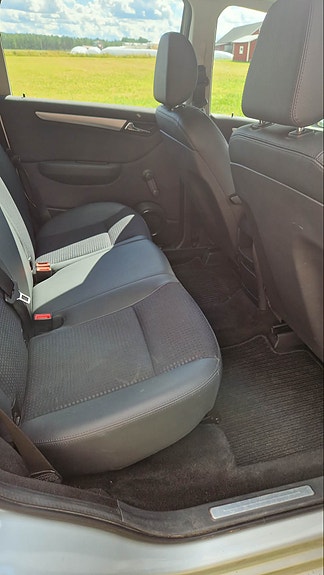 Mercedes-Benz B180 8 of 10