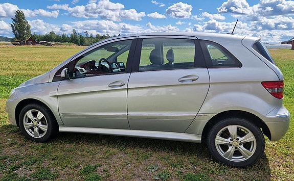 Mercedes-Benz B180 2 of 10