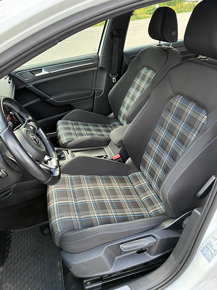 Volkswagen Golf VII 8 of 10