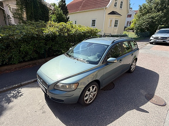 Volvo V50 2 of 17