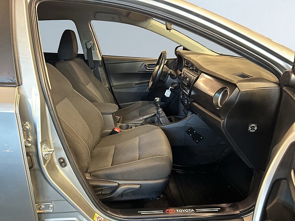 Toyota Auris 10 of 18