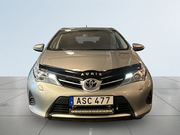 Toyota Auris 2 of 18