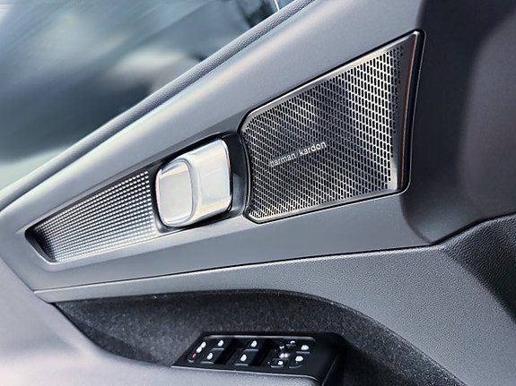 Volvo XC40 17 of 27