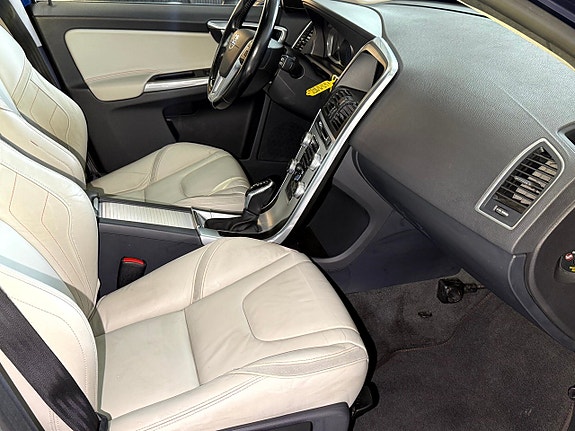 Volvo XC60 11 of 14