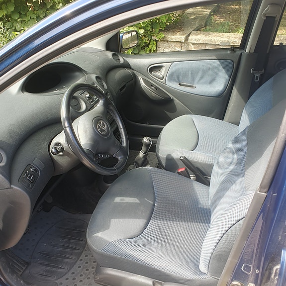 Toyota Yaris 4 of 6