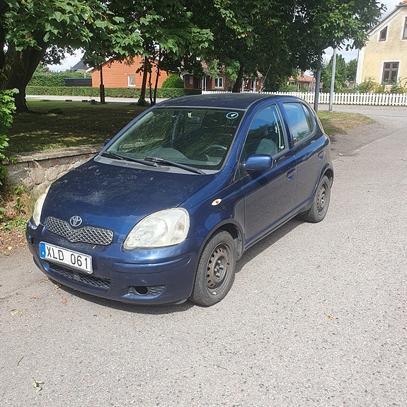 Toyota Yaris 2 of 6