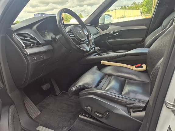 Volvo XC90 16 of 27
