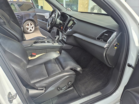 Volvo XC90 15 of 27