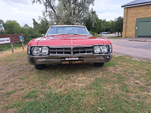 Oldsmobile Delta 88 2 of 13