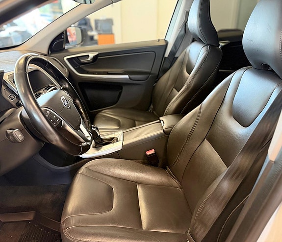 Volvo XC60 11 of 24