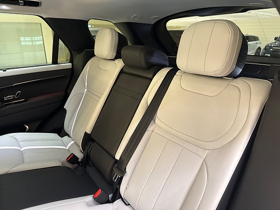 Land Rover Range Rover Sport 16 of 22