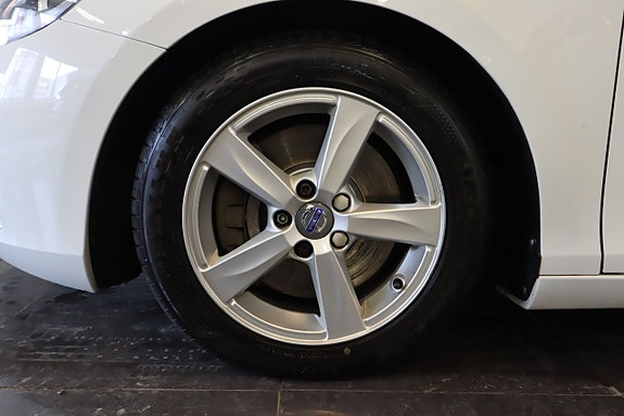 Volvo V40 2 of 19