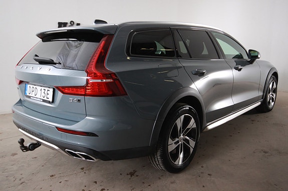 Volvo V60 Cross Country 2 of 5