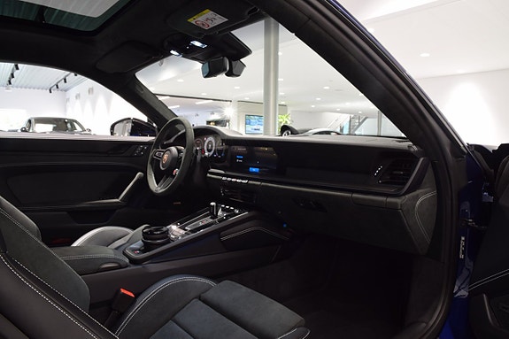 Porsche 911 Carrera GTS 16 of 27