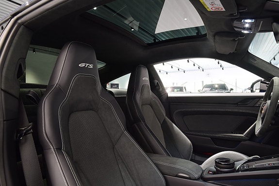 Porsche 911 Carrera GTS 17 of 27
