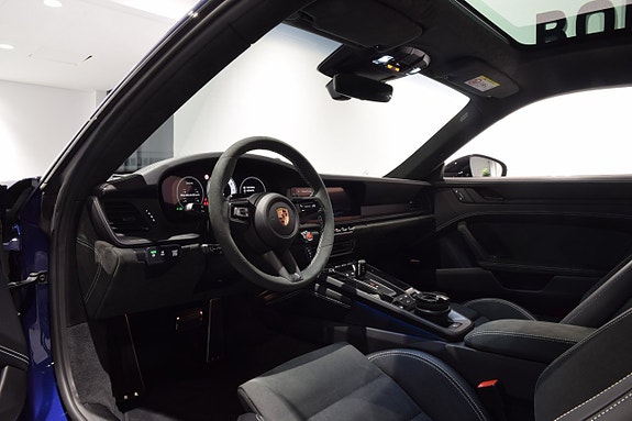 Porsche 911 Carrera GTS 4 of 27