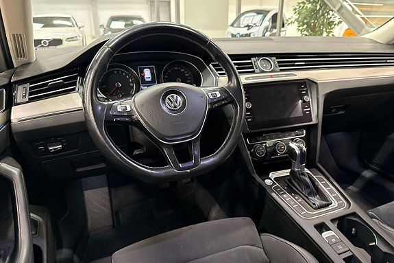 Volkswagen Passat 9 of 25