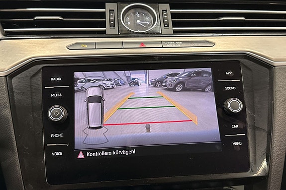 Volkswagen Passat 16 of 25